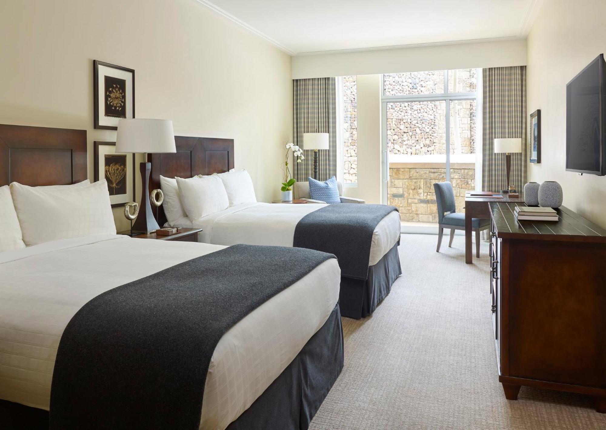 Deluxe Zimmer mit 2 Queensize-Betten und Aussicht auf den Innenhof